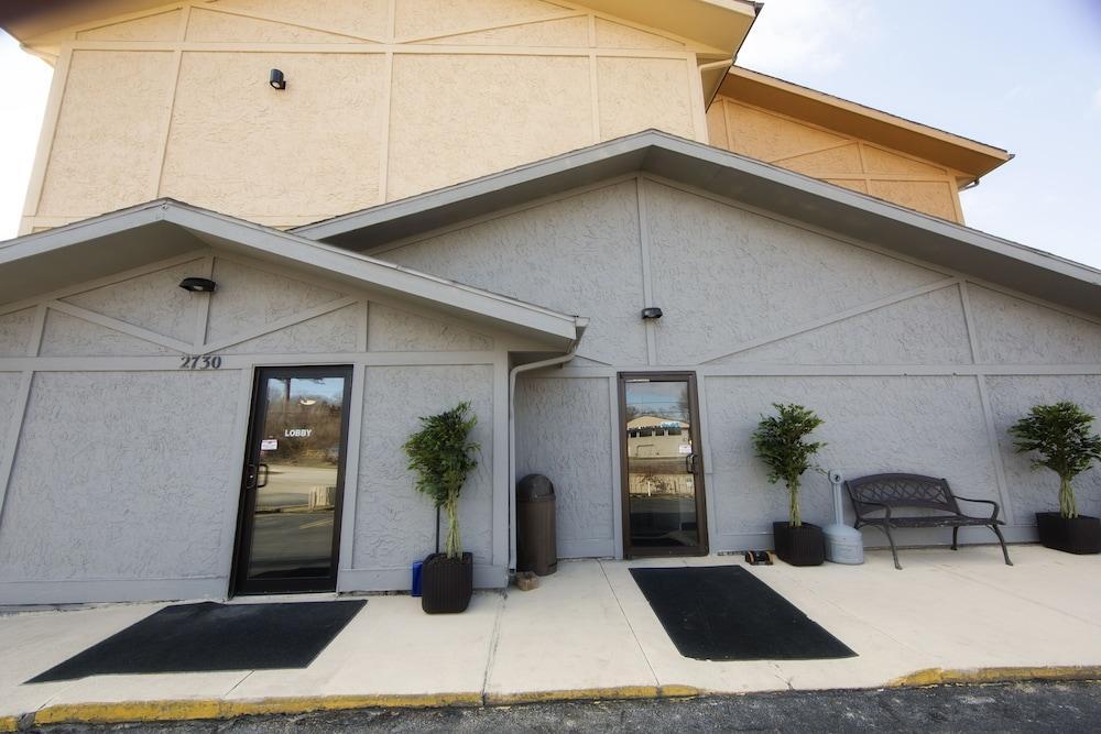 Super 8 By Wyndham Dubuque Motel Eksteriør billede
