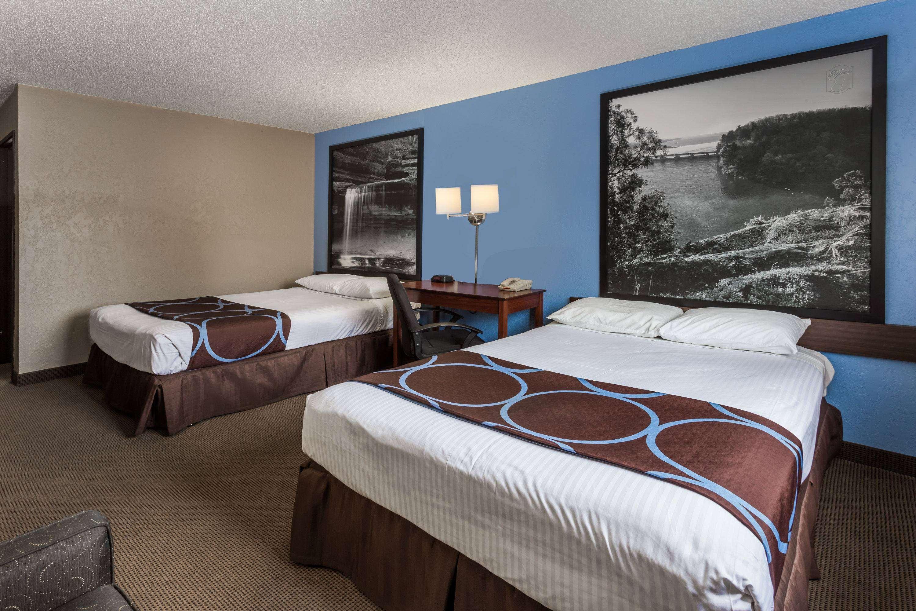 Super 8 By Wyndham Dubuque Motel Eksteriør billede