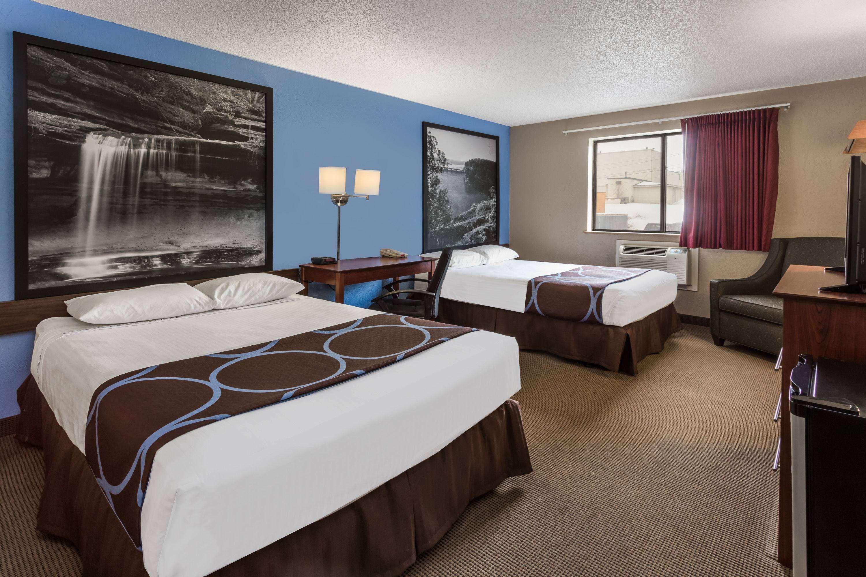 Super 8 By Wyndham Dubuque Motel Eksteriør billede