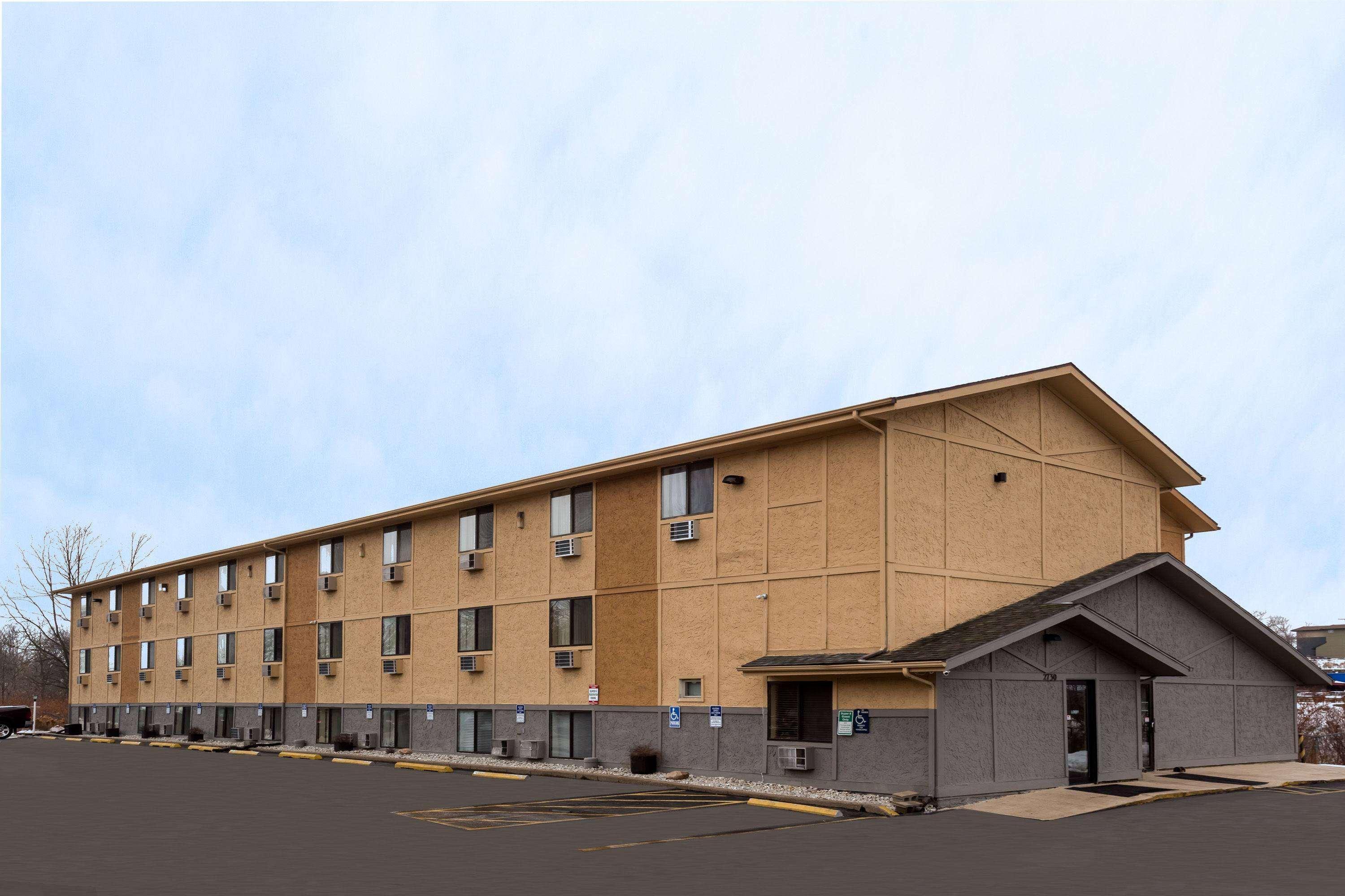 Super 8 By Wyndham Dubuque Motel Eksteriør billede
