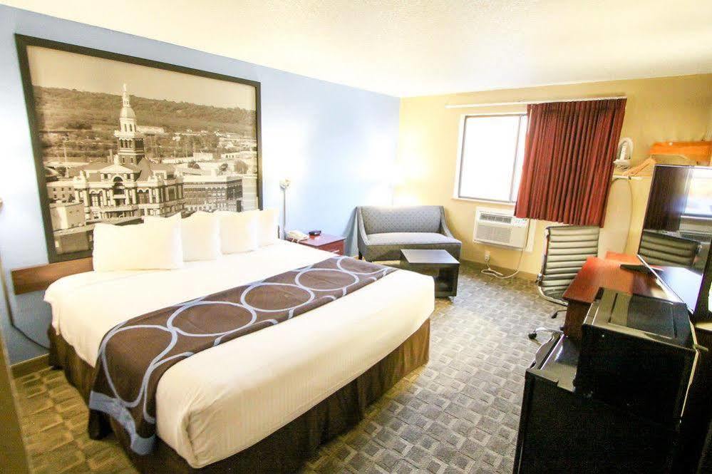 Super 8 By Wyndham Dubuque Motel Eksteriør billede