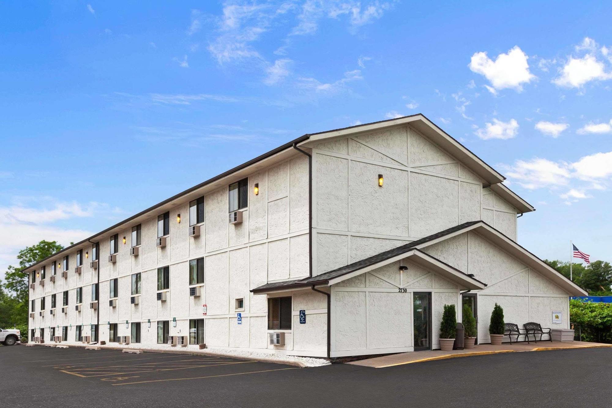 Super 8 By Wyndham Dubuque Motel Eksteriør billede